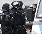 2月1日，上千名員警對黑森州伊斯蘭極端教派份子進行大搜捕，並逮捕一名恐襲嫌犯。（BORIS ROESSLER/AFP／Getty Images）