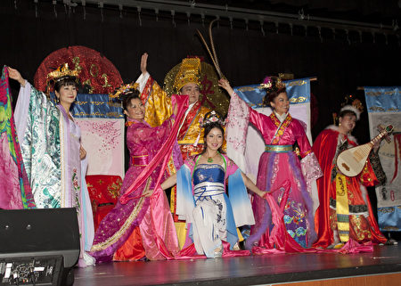 “五大美人图”，以民族舞蹈的方式，介绍中国古代传奇5大美女西施、貂𦈎、王昭君、杨贵妃、嫦娥。。（李文斯顿中文学校提供）