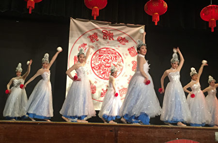 中华民俗艺术工作坊表演的舞蹈。(侨教中心提供)