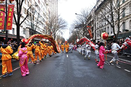金龍和銀龍在向兩側的圍觀者拜年。(金湖/大紀元)