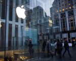 位于曼哈顿的苹果旗舰店。 (Andrew Burton/Getty Images)