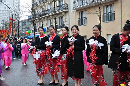 手捧和平鴿的姑娘們。(金湖/大紀元)
