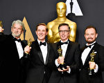 由吉布森指导的电影《血战钢锯岭》获得最佳混音奖。获奖的四位混音师（左起）Peter Grace，Robert Mackenzie，Kevin O'Connell和Andy Wright。 (Frazer Harrison/Getty Images)