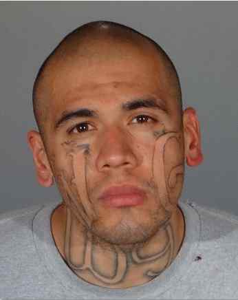  杀害惠提尔警察的嫌犯麦吉亚（Michael Christopher Mejia）是一个因加州109监狱重组法案被放虎归山的假释犯。（警方提供）