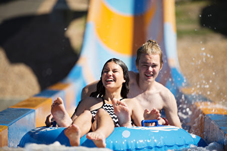 Funfields已成為最受墨爾本人喜愛的主題樂園。公園以多種陸上滑道和激流滑道為特色，配有眾多酷樂又安全的娛樂設施。（Funfields提供）
