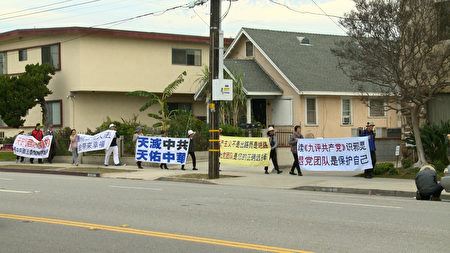 洛杉磯法輪功學員在聖蓋博市熱鬧街道拉起橫幅，希望讓更多中國人，了解中共對人權的殘酷迫害。(劉寧／大紀元)