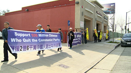 洛杉磯法輪功學員在聖蓋博市熱鬧街道拉起橫幅，希望讓更多中國人，了解中共對人權的殘酷迫害。(劉寧／大紀元)