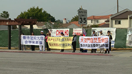 洛杉矶法轮功学员在圣盖博市热闹街道拉起横幅，希望让更多中国人，了解中共对人权的残酷迫害。(刘宁／大纪元)