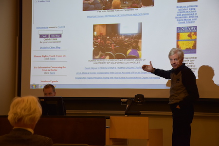 喬高在芬蘭赫爾辛基大學播放《活摘》記錄片，並在現場回答觀眾提出的問題。（李樂/大紀元）