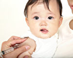 正在接受疫苗注射的小婴儿/Fotolia