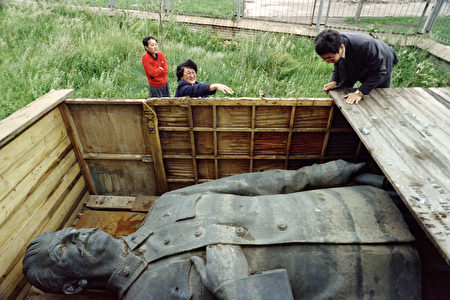 蒙古1990年移除了位于首都乌兰巴托市中心国家图书馆前斯大林塑像。 (CATHERINE HENRIETTE/AFP/Getty Images)