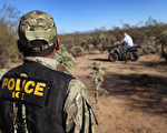 美國國土安全部2月21日公布執行總統「加強邊境安全及移民執法」行政命令備忘錄，提供指導原則，以利相關機構遵循。John Moore/Getty Images)