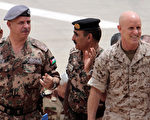 2013年退役的美国退役海军上将哈沃婉拒川普邀请他担任国家安全顾问一职。图为2012年哈沃（右）与约旦王子（左）及美国陆军少将阿德曼（中）在联合军演现场。(KHALIL MAZRAAWI/AFP/GettyImages)