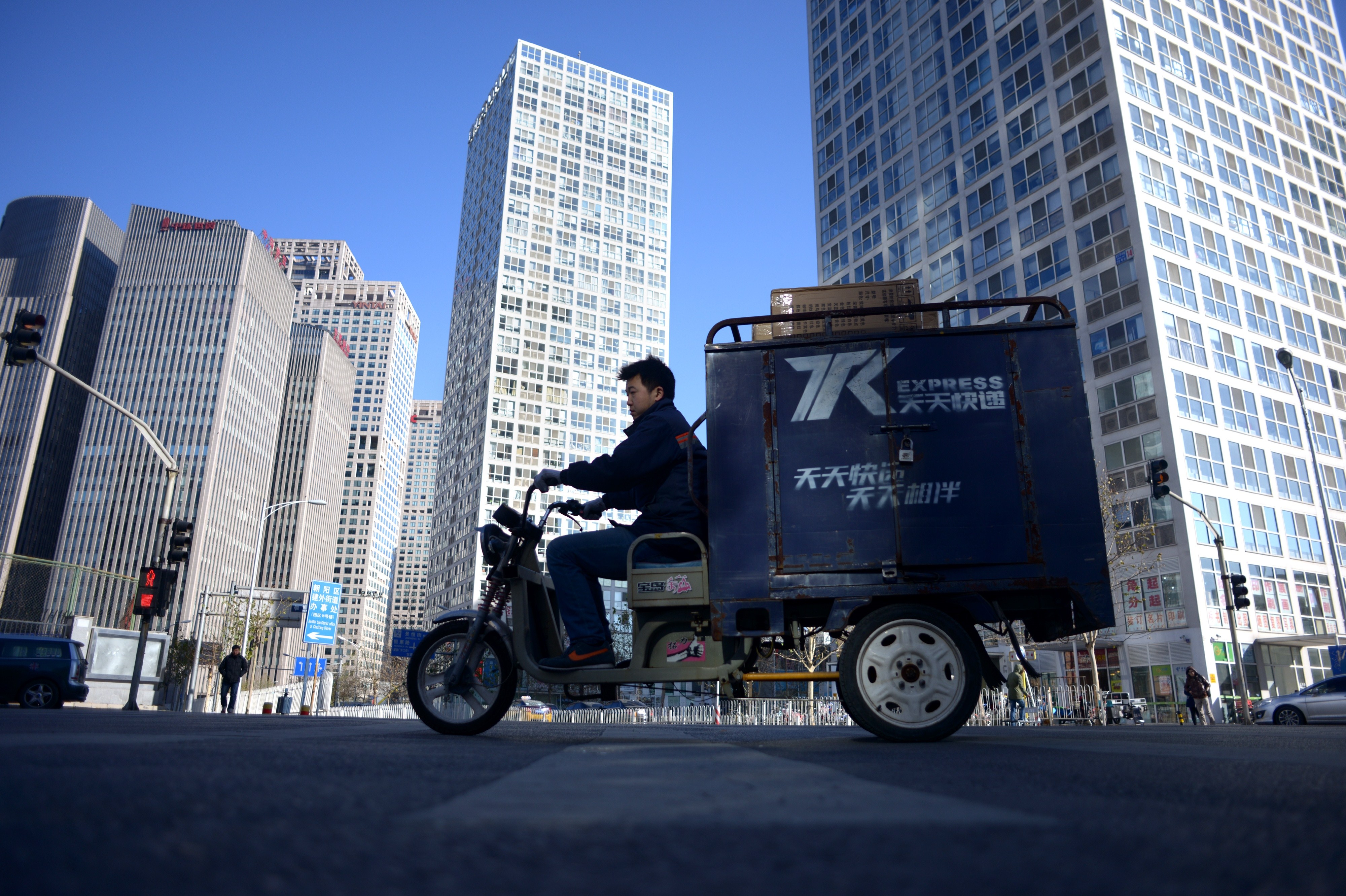 三轮车入役中共陆军 遭调侃“寒碜”