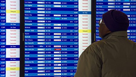 一名旅客查看航班被取消情形。此為示意圖。(PAUL J. RICHARDS/AFP/Getty Images)