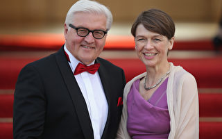 德国“第一家庭”亮相 新总统曾捐肾救妻