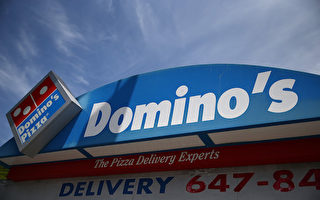 近日，澳洲最大薄餅連鎖店達美樂（Domino's Pizza）一家分店被曝涉嫌向中國人販賣簽證，索要金額達15萬澳元（約11.6萬美元）。(Justin Sullivan/Getty Images)