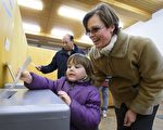 瑞士周日（2月12日）举行公投，通过了放宽第三代移民入籍条件的法案。这将使在瑞士土生土长的第3代移民自动成为公民。图为选民进行投票。(FABRICE COFFRINI/AFP/Getty Images)