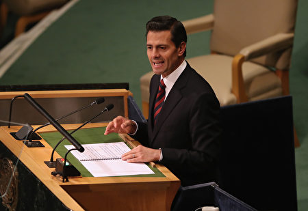 与墨国总统潘尼亚尼托（Enrique Pena Nieto）。(John Moore/Getty Images)