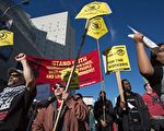 图为去年川普当选总统后，洛杉矶移民举行抗议游行。(DAVID MCNEW/AFP/Getty Images)