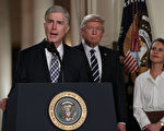 今年一月底(31日)川普总统宣布，提名49岁的联邦上诉法院法官格萨奇（Neil Gorsuch）出任最高法院大法官。(Alex Wong/Getty Images)