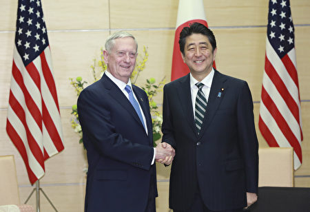 日本首相安倍3日會見美國防部長馬蒂斯（左）。(EUGENE HOSHIKO/AFP/Getty Images)