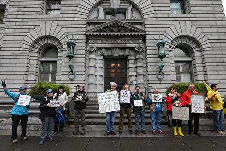 位於舊金山的第九巡迴上訴法院，7日聽證時法院前的抗議人士。(Elijah Nouvelage/Getty Images)