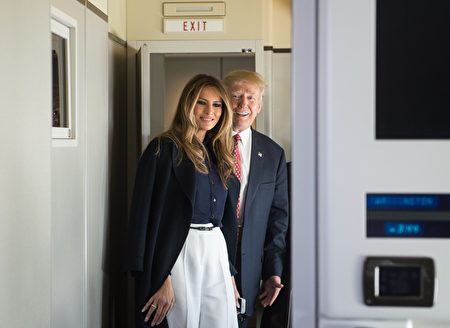 川普和第一夫人在空軍一號上。(NICHOLAS KAMM/AFP/Getty Images)