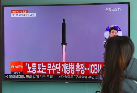  朝鲜在当地时间12日上午发射一枚弹道导弹。(JUNG YEON-JE/AFP/Getty Images)