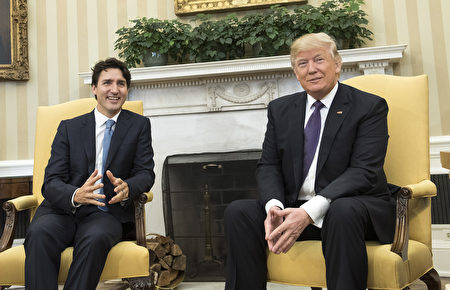 WASHINGTON, DC - FEBRUARY 13: (AFP OUT) U.S. President Donald Trump (R) meets with Prime Minister Justin Trudeau of Canada in the Oval Office at the White House on February 13, 2017 in Washington, D.C. This is the first time the two leaders are meeting at the White House. (Photo by Kevin Dietsch-Pool/Getty Images)