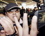 這張拍攝於2007年2月11日的照片顯示，一名據信為金正男的男子到達北京國際機場時，穿行在一群記者中。(JIJI PRESS/AFP/Getty Images)