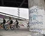 2010年6月，15岁的墨西哥男童赫南德斯就是在这根柱子后、中枪身亡 ( YURI CORTEZ/AFP/Getty Images)