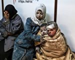 2017年2月20日，敘利亞政府軍攻擊首都大馬士革東北郊區民宅區，導致至少10人受傷。圖為一名婦女帶著兩名受傷兒童前往醫院就醫。(SARIA ABU ZAID/AFP/Getty Images)