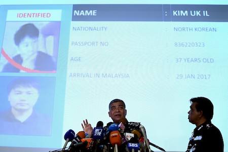 馬來西亞警方在記者會上說，朝鮮大使館一名高官是金正男遇刺案嫌犯之一，另一嫌犯則和朝鮮國營航空公司有關聯。(MANAN VATSYAYANA/AFP/Getty Images)