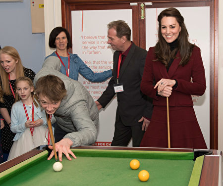 2月22日，英國劍橋公爵夫人、凱特王妃訪問威爾士一家兒童慈善機構。凱特身穿一襲深紅大衣打撞球。(Photo by Paul Edwards - WPA Pool/Getty Images)
