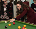 2月22日，英国剑桥公爵夫人、凯特王妃访问威尔士一家儿童慈善机构。凯特身穿一袭深红大衣打台球。(Photo by Paul Edwards - WPA Pool/Getty Images)