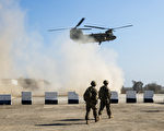 2017年2月22日，美国军队在伊拉克摩苏尔南部的一个临时军事基地正在为攻打摩苏尔西部做准备。图为美军C-47 Chinook直升机及美军士兵。 (AHMAD AL-RUBAYE/AFP/Getty Images)
