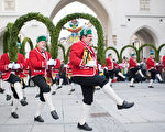今年桶匠舞誕生500週年，因此破例跳舞。 （Lennart Preiss/Getty Images）