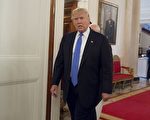 川普（特朗普）25日发推文宣布，今年不会参加“白宫记者协会晚宴”。此举将打破近百年来美国总统出席这一晚宴的惯例。(SAUL LOEB/AFP/Getty Images)
