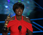 维奥拉‧戴维斯（Viola Davis）凭借《藩篱》获最佳女配角奖。 (MARK RALSTON/AFP/Getty Images)