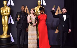 獲得表演獎項的四位演員在頒獎後合影。（左起）最佳男配角馬赫沙拉‧阿里，影后艾瑪‧斯通，最佳女配角維奧拉‧戴維斯與影帝凱西‧阿弗萊克。(FREDERIC J. BROWN/AFP/Getty Images)