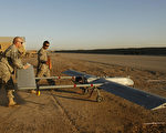 1月31日，美国亚利桑那州的陆军基地一架侦查无人机失踪，约两周后在600英里外的科罗拉多州被发现挂在一棵树上。至今仍无法解释为何这架无人机飞了那么远。图为2008年美国三角洲部队在测试一架RQ-7B无影无人机。 (PATRICK BAZ/AFP/Getty Images)