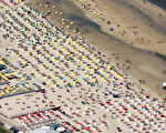 最近讚德沃特（Zandvoort）旅遊局推出一個很大的市場營銷計劃，把讚德沃特海灘冠名為阿姆斯特丹海灘。（KOEN SUYK/AFP/Getty Images）
