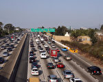 最新的研究显示，美国最拥堵的城市是洛杉矶，每年平均每位司机耗费104小时塞在路上。图为洛杉矶10号高速公路拥堵的车流。(GABRIEL BOUYS/AFP/Getty Images)