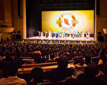 神韻紐約藝術團於2月4日晚間在韓國最美劇院──Aram Nuri藝術中心Aram劇場拉開韓國首演序幕，首場即爆滿，一票難求。（全景林／大紀元）