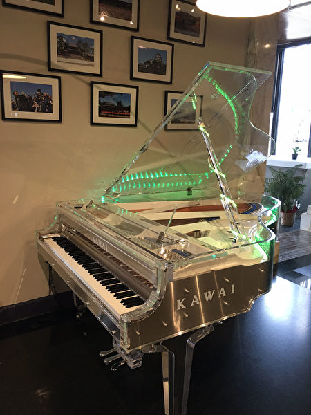 Kawai Piano Gallery 店内的透明三角琴。(Kawai钢琴店提供)