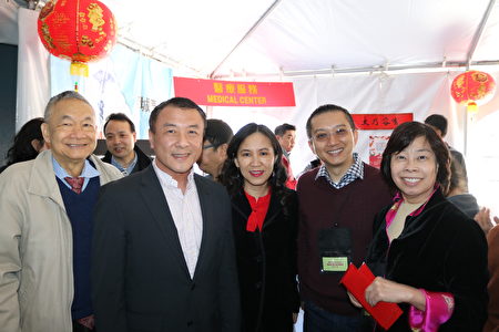 新年游园会在华人活动中心热烈举行。图为（左起）亚特兰大华人医师何志达、约翰溪市议员林怡正夫妇等。（泽霖／大纪元）