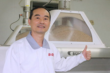 郭信宏站在高科技面粉厂里，感到无比的骄傲。（赖友容／大纪元）