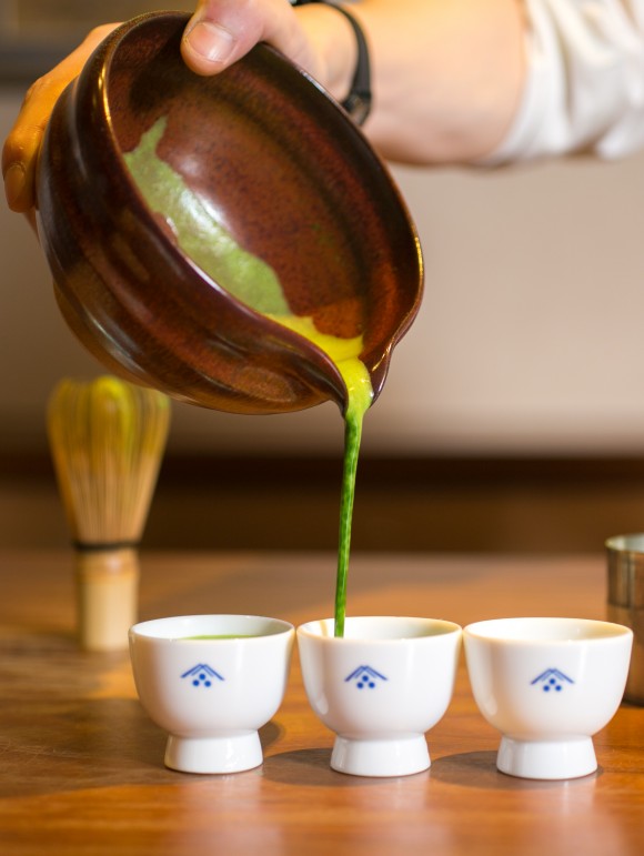 Riichiro Kato在位於曼哈頓中城的Ippodo 茶館將抹茶倒入碗中。Ippodo 是來自日本東京的高級茶葉公司。（Benjamin Chasteen/大紀元）