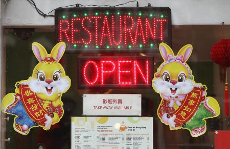 现在华人回流纽约做餐馆工作，职缺供不应求，很多人都改行换业了。